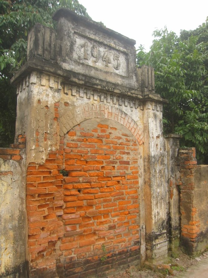Một chiếc cổng được xây năm 1945 tuy không còn được sử dụng nữa mà đã bị bít lại.